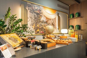 Petit déjeuner buffet servi tous les jours en supplément