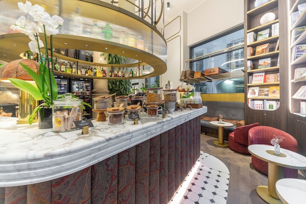 Se ofrece un desayuno bufé todos los días (30 EUR por persona)