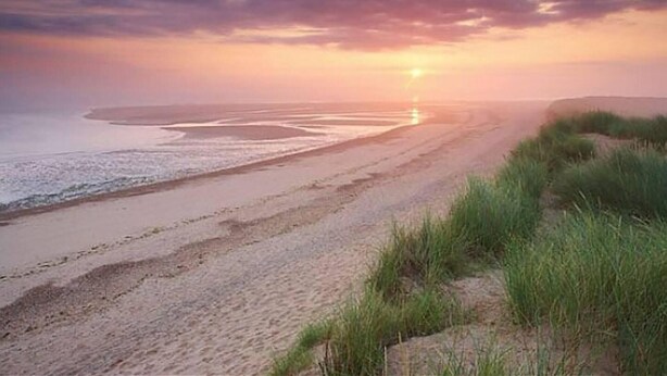 A beach with a sunset, sandy shore, and grassy dunes. - Lovely 3-bed House, Burnham Market, North Norfolk (King's Lynn)