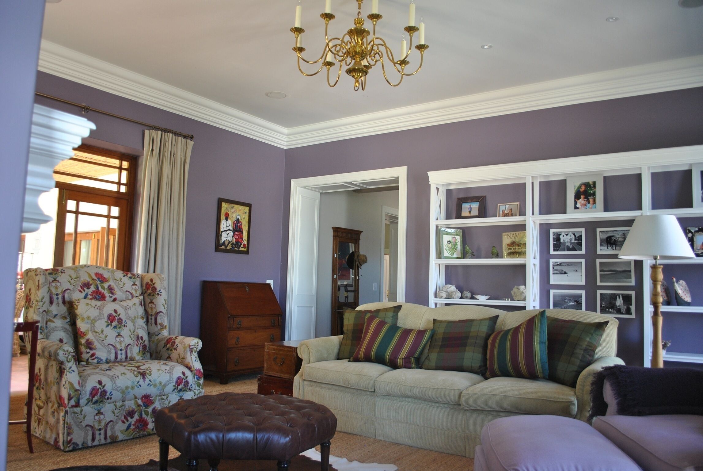 Smart TV, chimenea, reproductor de DVD, libros