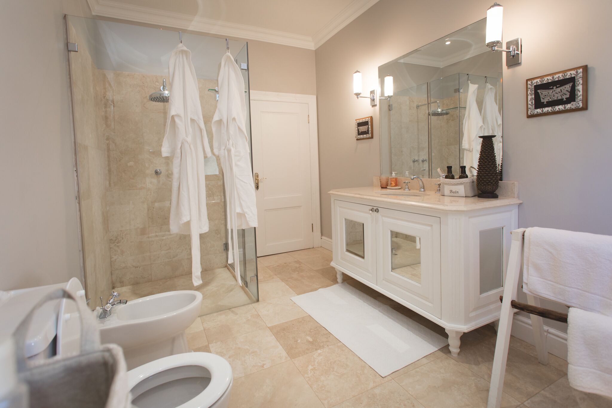 Combined shower/bathtub, hair dryer, bidet, towels