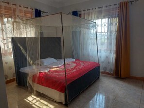 House | 4 bedrooms, iron/ironing board, free WiFi, bed sheets