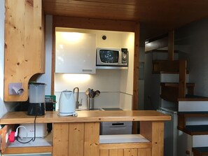 Kühlschrank, Mikrowelle, Herdplatte, Geschirrspüler