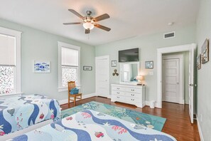 3 bedrooms, desk, iron/ironing board, travel cot - Coastal Blue Cottage is Steps to Beach and Seawall (Galveston)