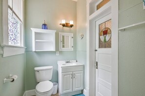 مجففات شعر، صابون، شامبو، ورق حمّام