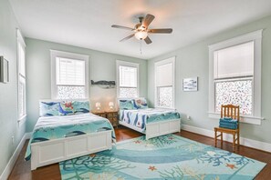 3 Schlafzimmer, Schreibtisch, Bügeleisen/Bügelbrett, Reisekinderbett