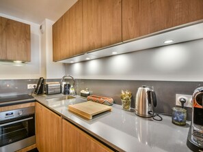 Kühlschrank, Mikrowelle, Geschirrspüler, Kochgeschirr/Geschirr/Besteck