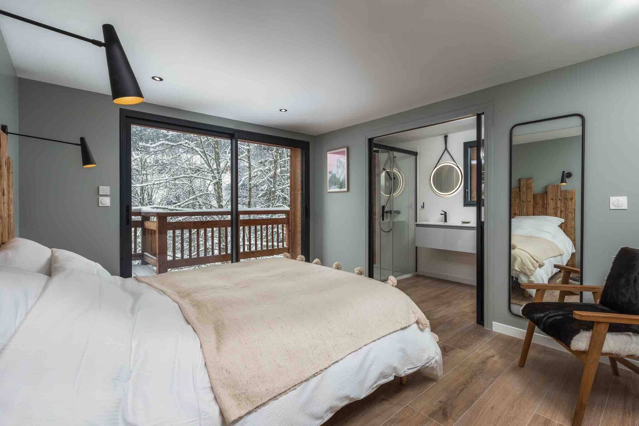 Amplio dormitorio principal con vestidor ideal para vacaciones