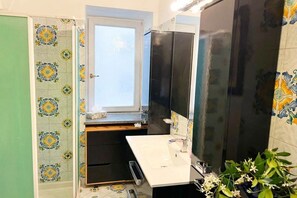 Regadera, bidet, toallas 