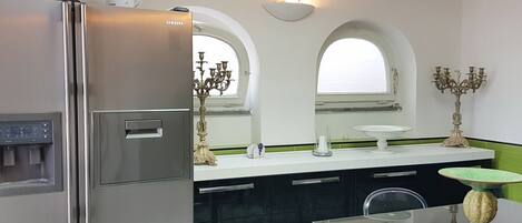 Fridge, microwave, dishwasher, cookware/dishes/utensils