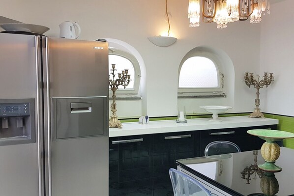 Kühlschrank, Mikrowelle, Geschirrspüler, Kochgeschirr/Geschirr/Besteck