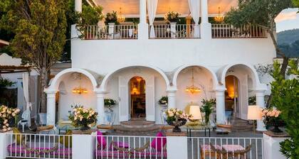 Capri Villa Luminosa a stone's throw from the Piazzetta with Faraglioni View.