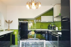 Fridge, microwave, dishwasher, cookware/dishes/utensils