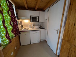 Réfrigérateur, four, lave-vaisselle, cafetière/bouilloire