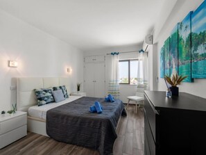 2 Schlafzimmer, Schreibtisch, Bügeleisen/Bügelbrett