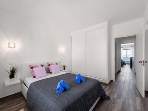 2 habitaciones, escritorio y tabla de planchar con plancha 