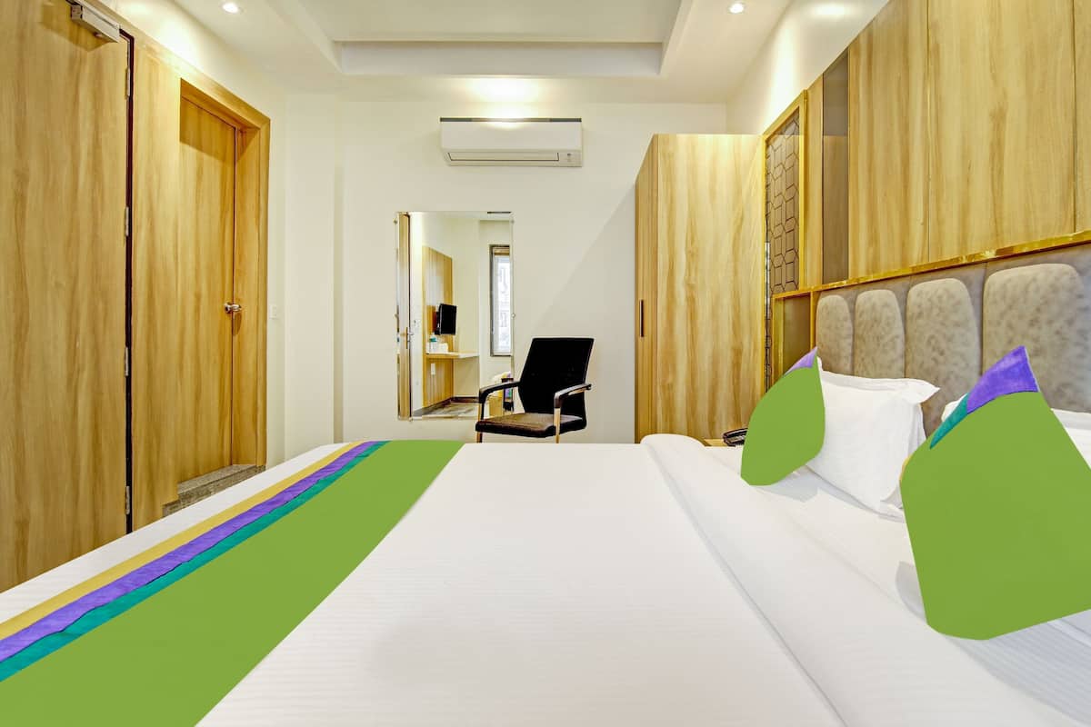 Muebles diferentes, escritorio y tabla de planchar con plancha