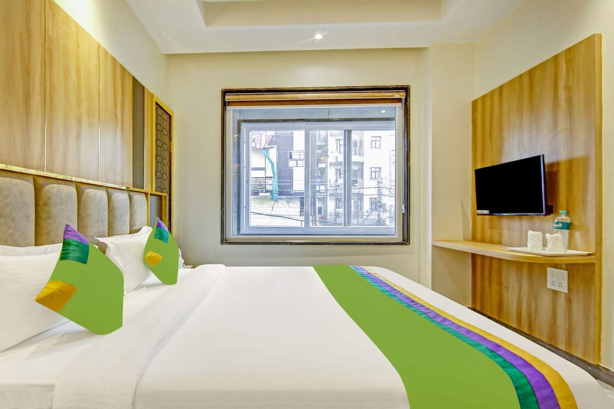 Muebles diferentes, escritorio y tabla de planchar con plancha