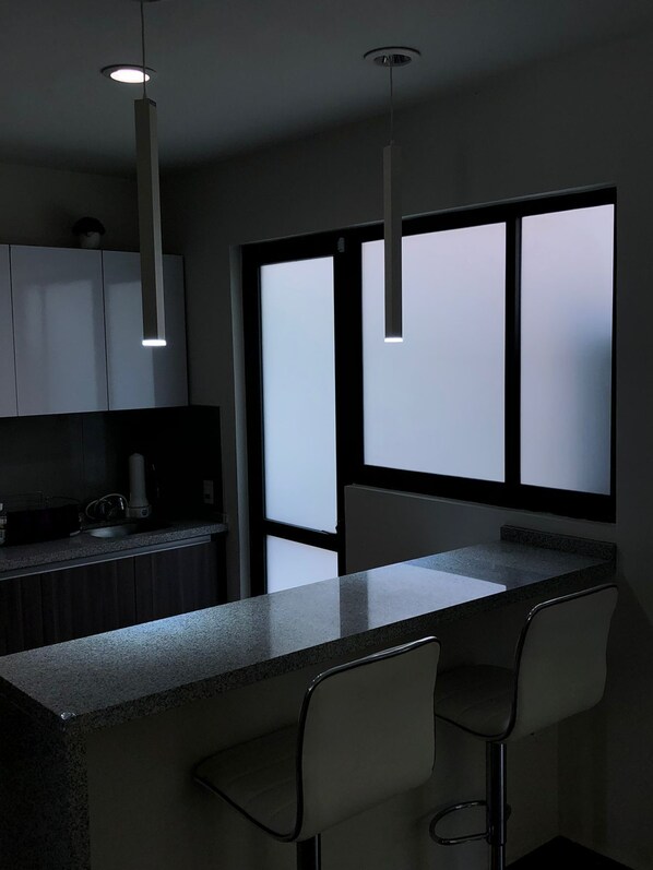 Réfrigérateur, micro-ondes, four, plaque de cuisson