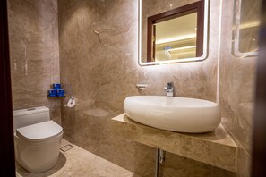 Shower, rainfall showerhead, free toiletries, hair dryer