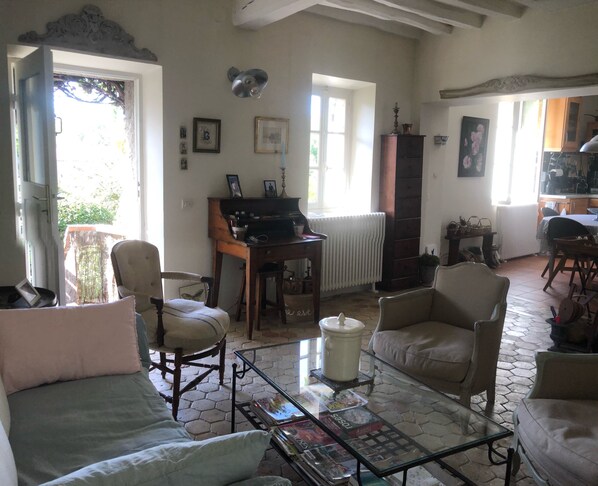 Televisión, chimenea, reproductor de DVD y libros 