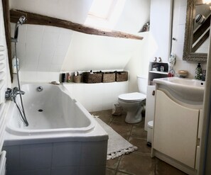 Badewanne, Haartrockner, Handtücher, Seife