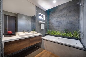 Penthouse có tầm nhìn toàn cảnh | Phòng tắm | Đồ dùng nhà tắm thân thiện với môi trường, dép đi trong nhà 