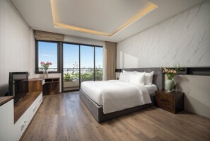 Pillow-top beds, blackout curtains, soundproofing, iron/ironing board - Tashi Oasis Hotel & Apartment (Da Nang)