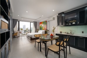 Suite estudio, 1 cama de matrimonio grande | Cocina privada | Frigorífico pequeño, utensilios de cocina y mesa de comedor