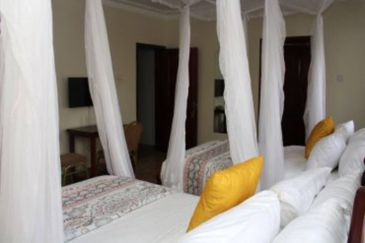 Twin Room | Blackout drapes, WiFi (free), bed sheets