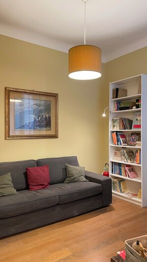 Premium bedding, desk, laptop workspace, free WiFi - Paradise Rooms (Genoa)