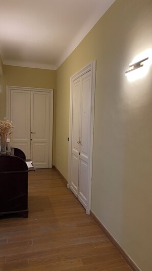 Premium bedding, desk, laptop workspace, free WiFi - Paradise Rooms (Genoa)