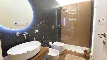 Combinazione doccia/vasca, asciugacapelli, bidet, asciugamani