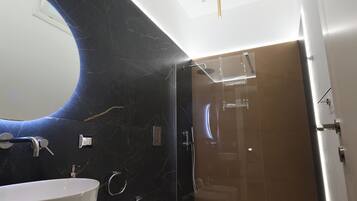 Ensemble douche/baignoire, sĂšche-cheveux, bidet, serviettes fournies