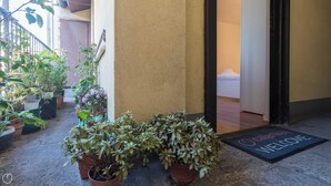A hotel entrance with a welcome mat and potted plants. - Italianway - Moscova 52 A (Milan)