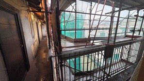 Vista frontal de la propiedad