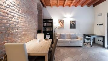 Apartamento (1 Bedroom) | Zona de estar | Televisión de 50 pulgadas con canales por cable