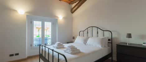 Apartment (1 Bedroom) | 1 Schlafzimmer, Bügeleisen/Bügelbrett, Babybetten, Bettwäsche