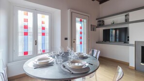 Apartment (1 Bedroom) | Essbereich im Zimmer