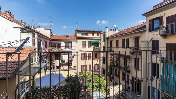 A courtyard with buildings, a balcony, and a view of the sky. - Italianway Comfort - Borsieri 11 B (Milan)