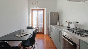 Departamento (1 Bedroom) | Cocina privada | Refrigerador, microondas, horno y parrilla de estufa 