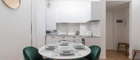 Apartment (2 Bedrooms) | Essbereich im Zimmer