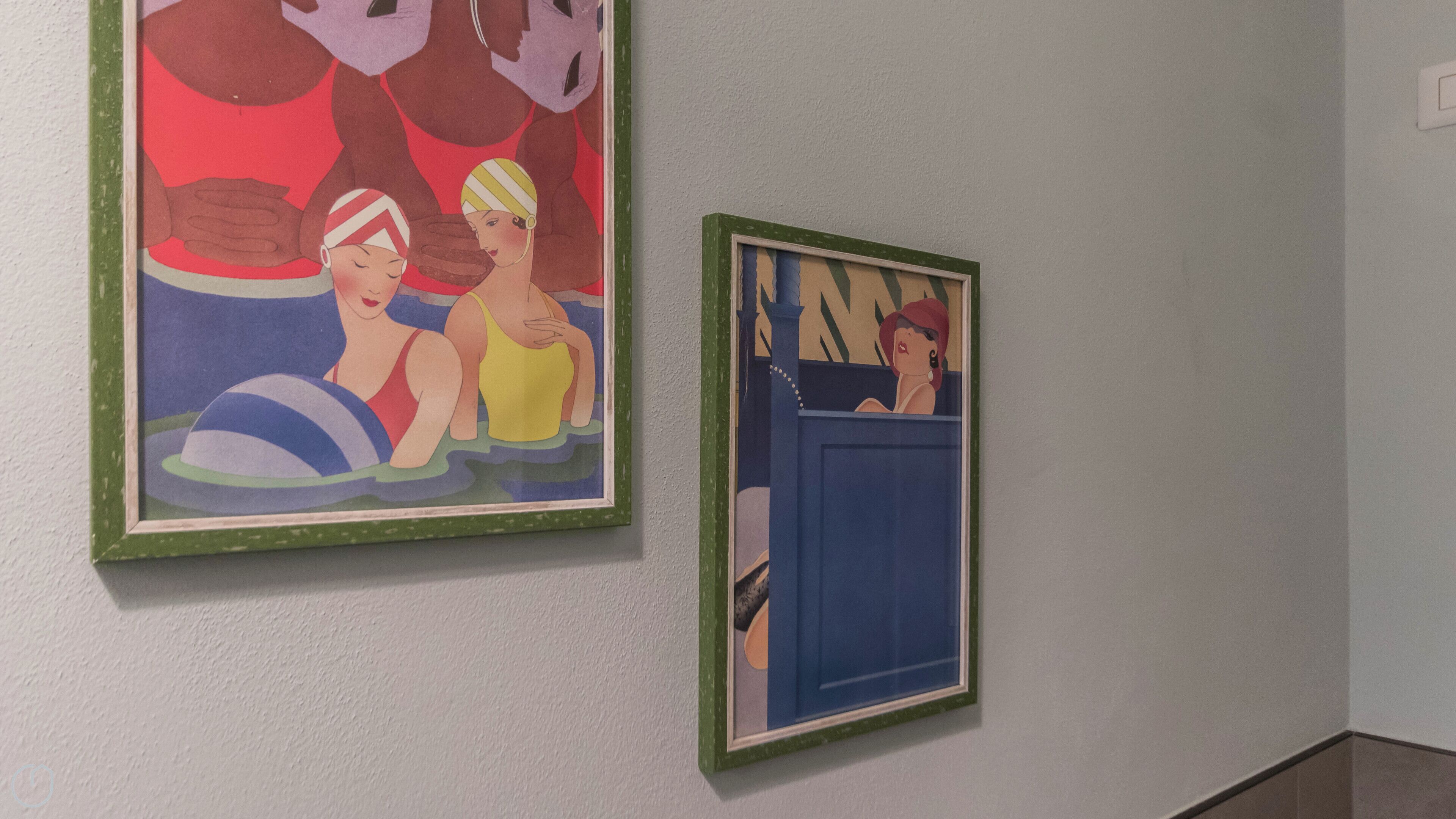 Dos obras de arte enmarcadas en una pared.