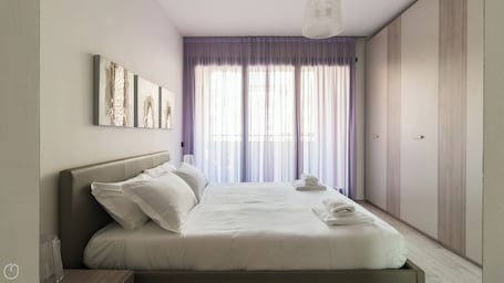 1 habitación, tabla de planchar con plancha, cunas y ropa de cama