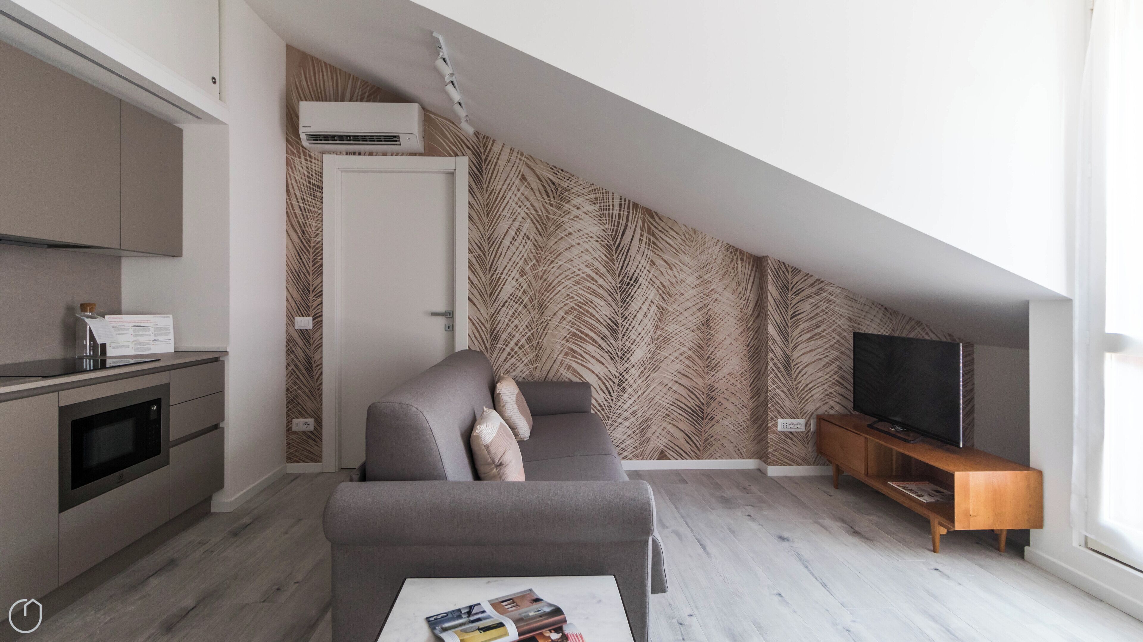 Een modern appartement met keuken, woonkamer en televisie.