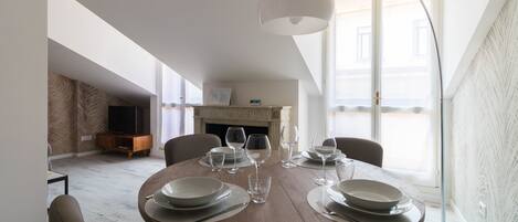 Apartment (1 Bedroom) | In-room dining