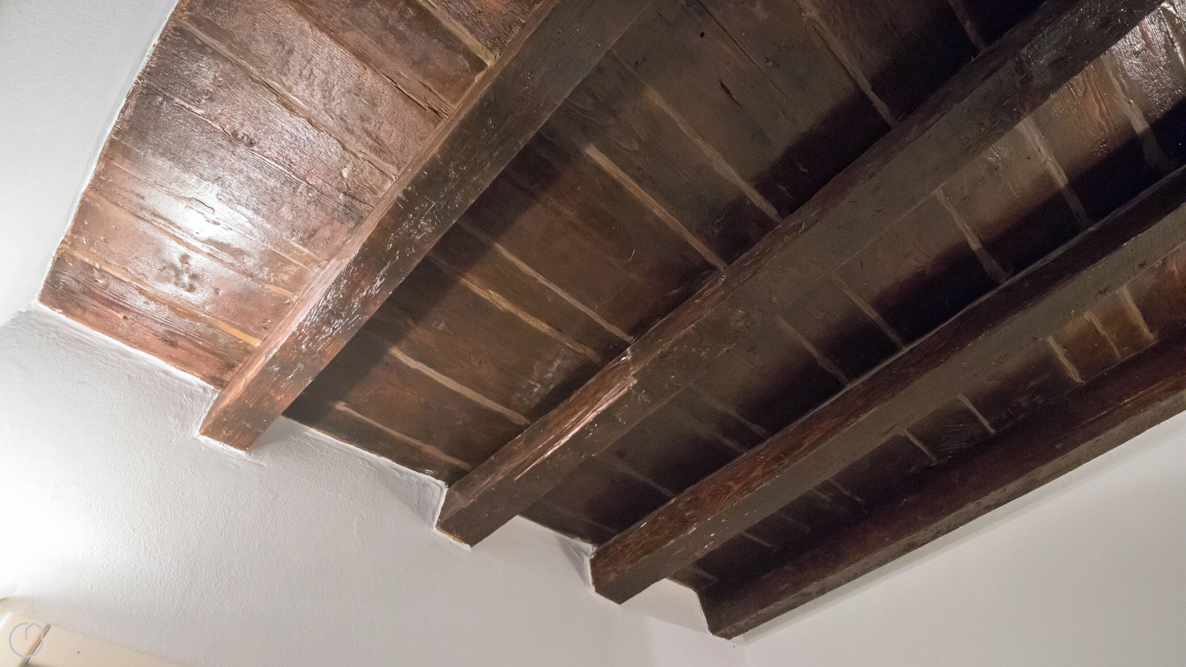 Una struttura di travi in legno a soffitto in una stanza.