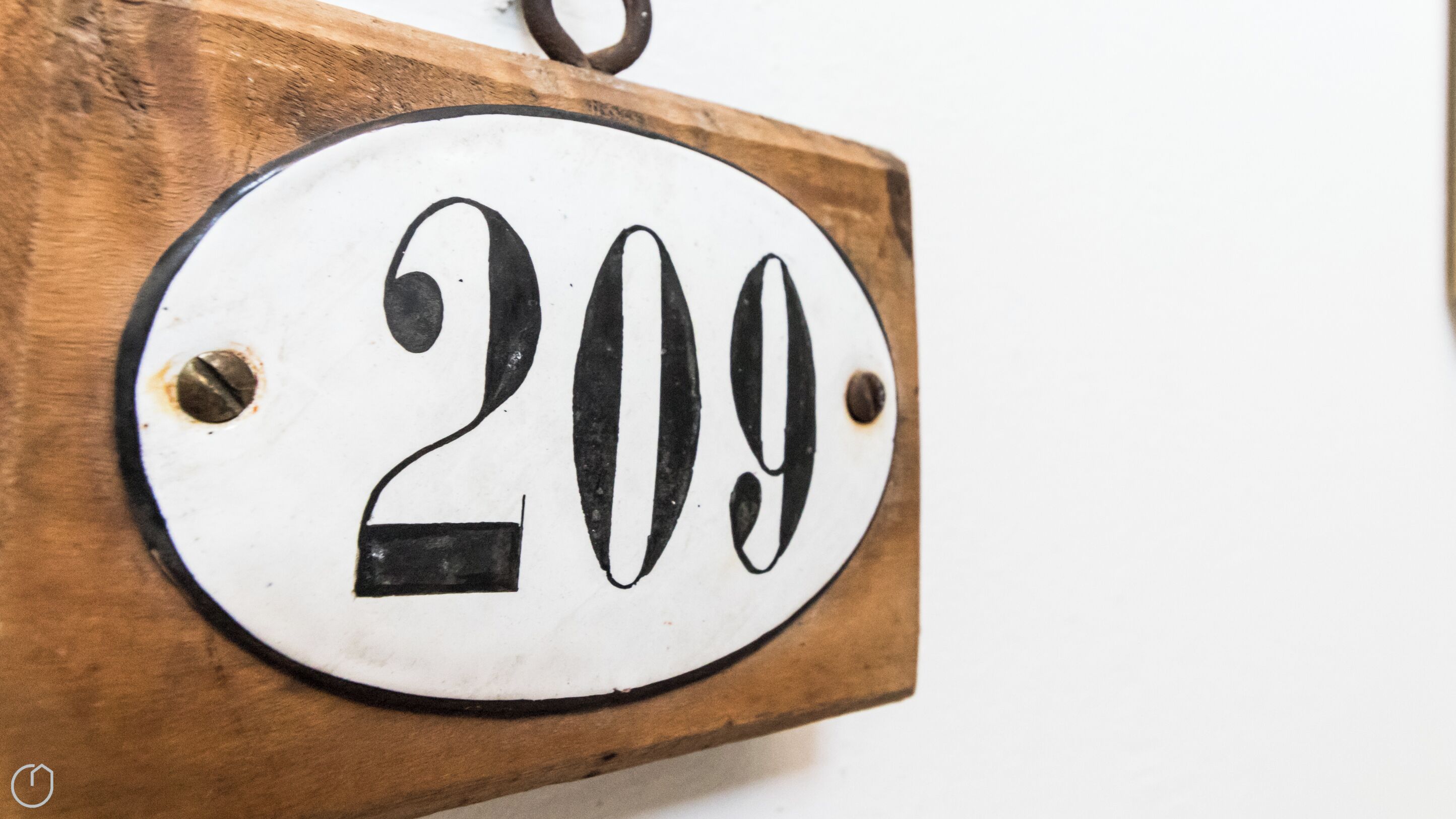 Un cartello di legno con il numero 209.