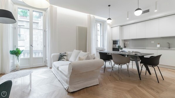 TV màn hình phẳng 50-inch có truyền hình cáp, TV