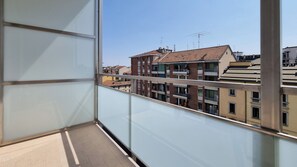 A balcony with a clear view of adjacent buildings, including a multi-story structure with balconies and a tiled roof. - Italianway Easy - Monza 43/a (Milan)